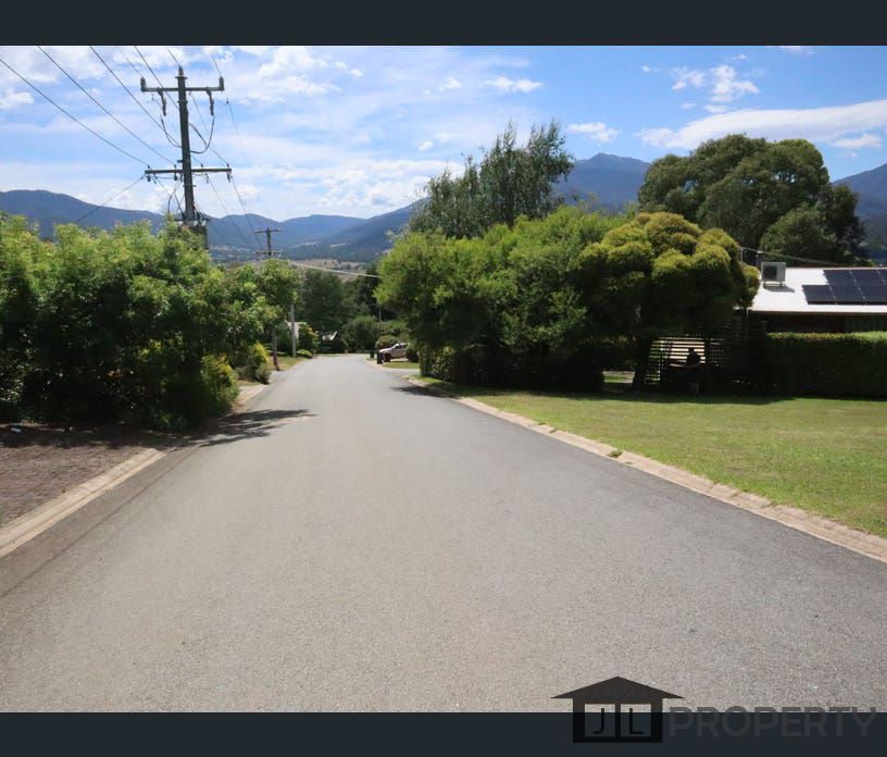 32 COOLUMBOOKA AVENUE, Tawonga South, Vic 3698