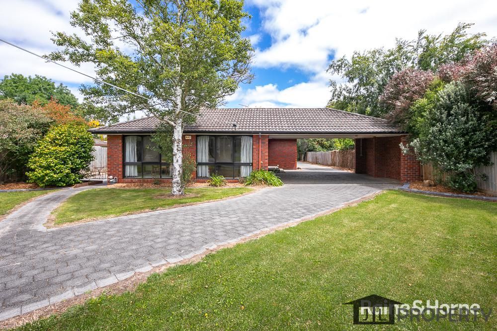 24 Grant Avenue, Gisborne VIC 3437